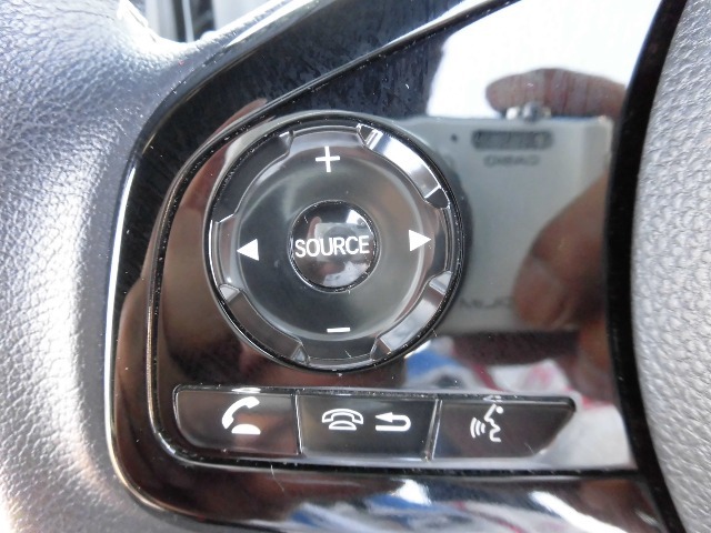 オーディオ操作スイッチもハンドルに装備しています。画面タッチしなくても操作できますので、運転に集中できます。