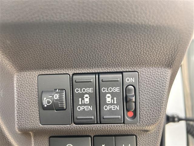 ☆電動スライドドアの開閉操作は運転席からもできます。同乗者をしっかりエスコートできますね♪☆