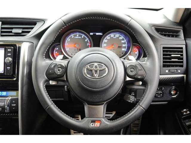 握りやすい本革ステアリング♪