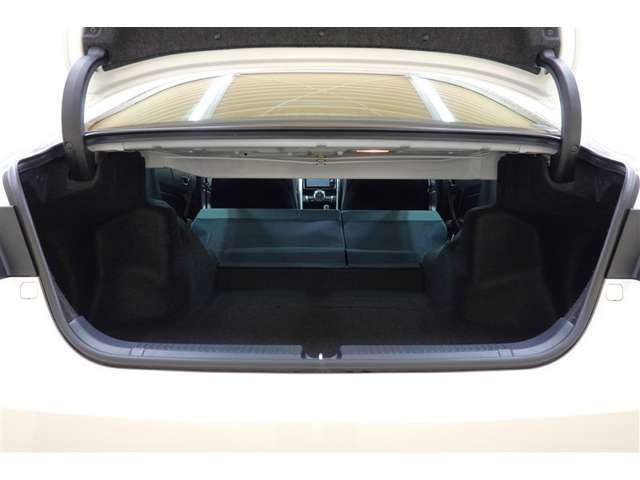 後席を格納すると大きなスペースが出来るので大きな荷物も積み込めます！