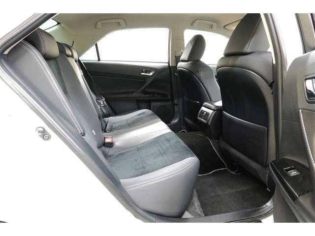 広い足元空間でゆったり乗車出来ます！