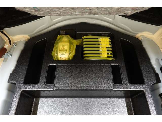 タイヤパンク修理キットが装備されております！