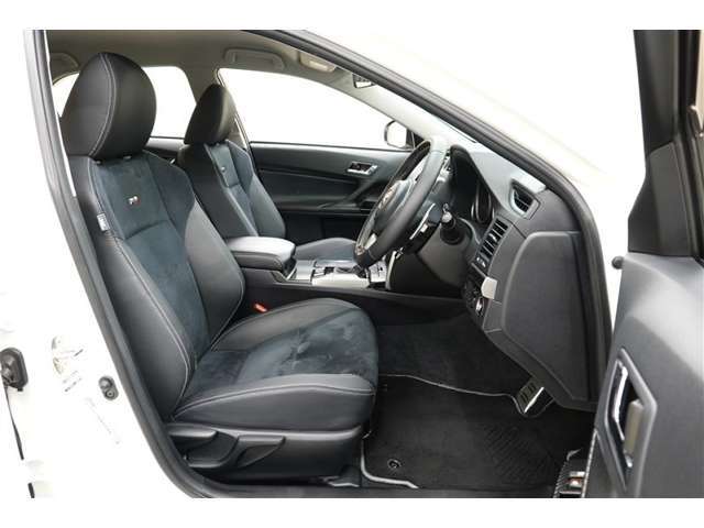 ホールド性の高いフロントシート♪