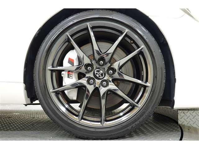 スポーティなGRSPORT専用アルミホイールでどこまでも走り出したくなりますね！