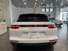 ポルシェ専用ツールと3基のリフトを完備したサービス工場を併設しております。