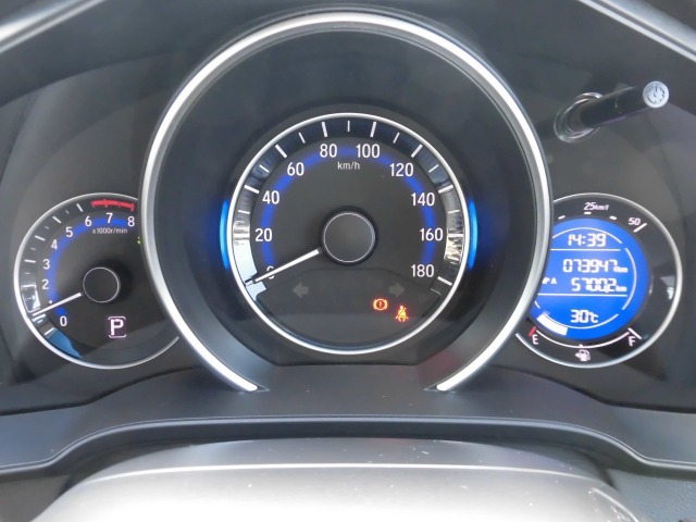 中央には大きなスピードメーターと、両脇にはタコメーターや燃料・距離計など、文字が大きく、シンプルで見やすいメーターです。