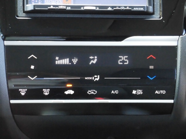 オートエアコン装備。温度設定をしておけば風量・吹出し口を自動で調整してくれるので車内はいつも快適です。