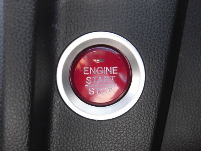 エンジンON/OFFはワンプッシュで可能な[プッシュ式エンジンスタート/ストップスイッチ]です！操作も簡単です♪