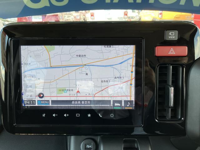 車の前後左右に4つのカメラを設置。車を真上から見たような映像を映し出してくれるカーナビゲーション付。