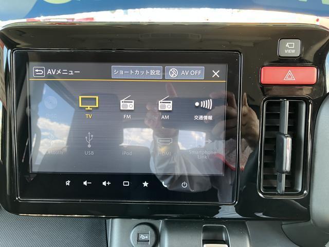 車の前後左右に4つのカメラを設置。車を真上から見たような映像を映し出してくれるカーナビゲーション付。