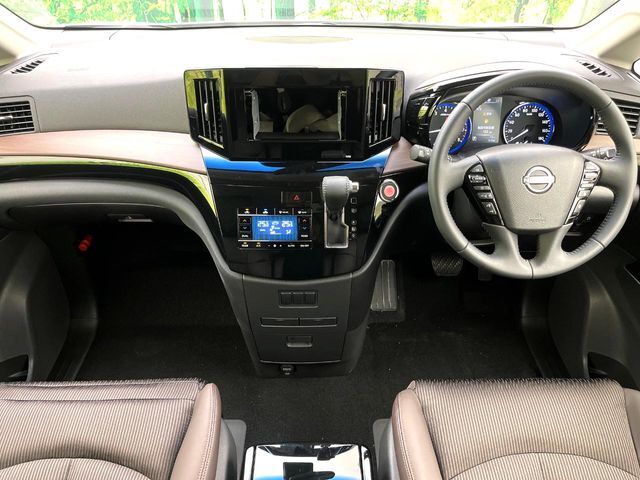 グループ総在庫数約30，000台！！全国の系列店からメーカー・車種問わずご紹介出来るので、あなたにピッタリのお車が見つかるはずです♪まずはお問い合わせ下さい☆