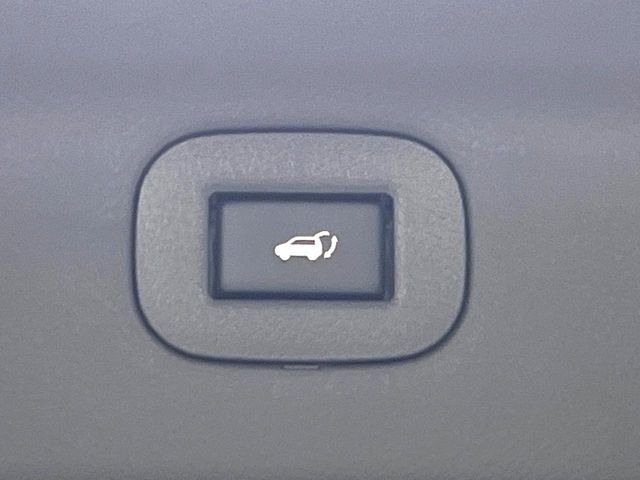 【パワーバックドア】スマートキーや運転席のボタンを押すだけでリアゲートが自動で開閉します！荷物を持っている時や、高い位置にあるバックドアを閉める際に便利な機能です♪