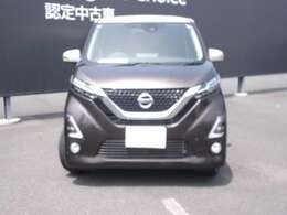 LEDヘッドライトは、本当に明るくて安全です。暗い夜道からお客様を守ってくれます。運転しやすいですし、黄色いハロゲンライトと見比べてください。