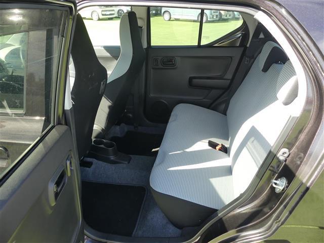 【後部座席】後席もゆったりドライブを楽しめます。内外装はプロこだわりのクリーニングで清潔なおクルマでご納車させていただきます！店舗での現車確認も承っています！