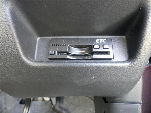 【ETC】有料道路を利用する際に料金所で停止することなく通過できる、ETC車載器（ノンストップ自動料金収受システム機器）が装備されています。セットアップを行うことで利用可能になります。