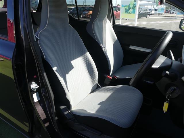 【運転席】座り心地が良いシートなので長時間の運転でも快適にお過ごしいただけます。新品のフロアマットのご注文も可能です。掲載箇所以外にご希望の写真がございましたらお気軽にお問い合わせ下さい。