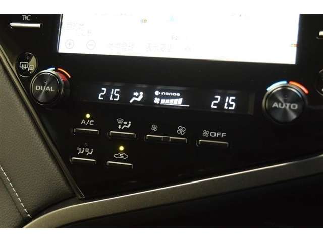 左右独立温度コントロールフルオートエアコンです。運転席、助手席それぞれで独立して温度設定ができます。冷え性の方が乗っても安心ですね♪