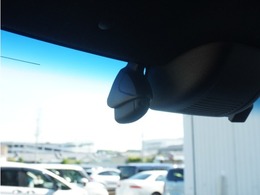 ◆ドライブレコーダー◆映像・音声などを記録する自動車用の装置です。　もしもの事故の際の記録はもちろん、旅行の際の思い出としてドライブの映像を楽しむことができます。