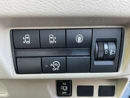 運転席のハンドル右奥側にまとめられたスイッチ群。一目で分かりやすく操作しやすいです。