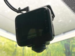 【ドライブレコーダー】安心・安全なカーライフに必須のドライブレコーダーを装備！走行中はもちろん、あおり運転や事故に遭遇した際の状況も映像で記録し、万一のリスクに備えます。