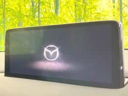 【12.3インチマツダコネクト】車内の雰囲気にマッチした大型ディスプレイ。スマホ接続でのナビ使用やBluetooth再生等、様々な機能が楽しめます。直感的なダイヤル操作が可能で、使い勝手も良好です。