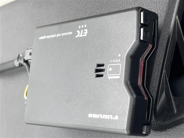 【ETC】有料道路を利用する際に料金所で停止することなく通過できる、ETC車載器（ノンストップ自動料金収受システム機器）が装備されています。セットアップを行うことで利用可能になります。