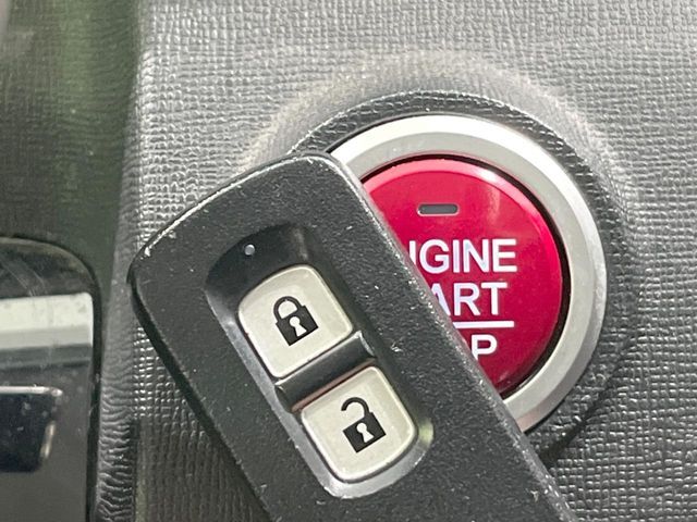 【スマートキー】カバンやポケットに入れたままでもドアの施錠・解錠が可能なスマートキーを装備。エンジンのオン・オフ時もカギを取り出す必要が無いからとっても便利です♪
