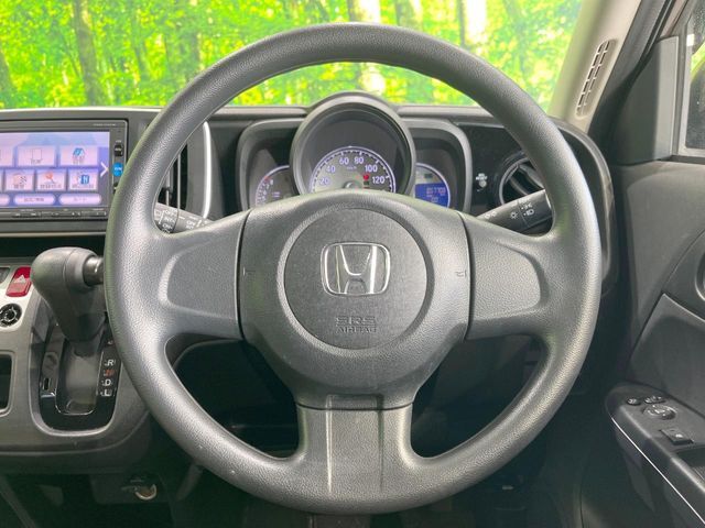 インテリアに合わせたデザインのステアリングは、運転される方のことも考え、運転しやすい形状、大きさです。是非一度、実際に触ってお確かめください。