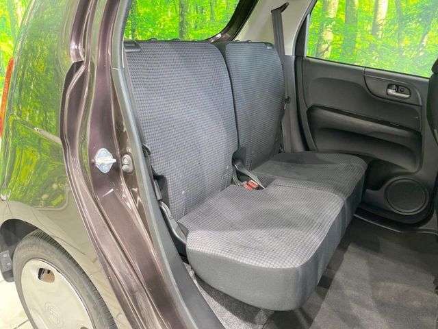 後部座席も気になるようなキズ・汚れやへたり等、大きなダメージはなく、良好な状態です。