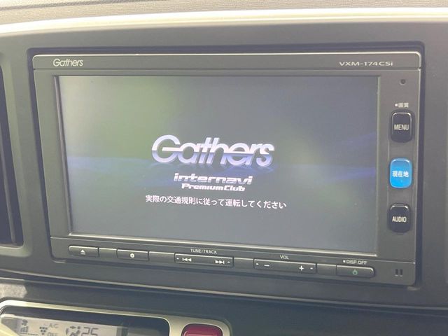 【純正ナビ】人気の純正ナビを装備しております。ナビの使いやすさはもちろん、オーディオ機能も充実！キャンプや旅行はもちろん、通勤や買い物など普段のドライブも楽しくなるはず♪