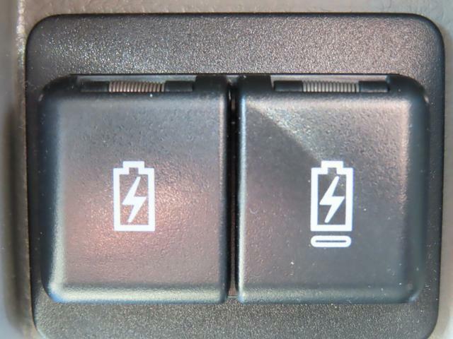 【USB電源ソケット】左側Type-Aのソケットを接続できます。右側Type-Cのソケットで充電も可能です