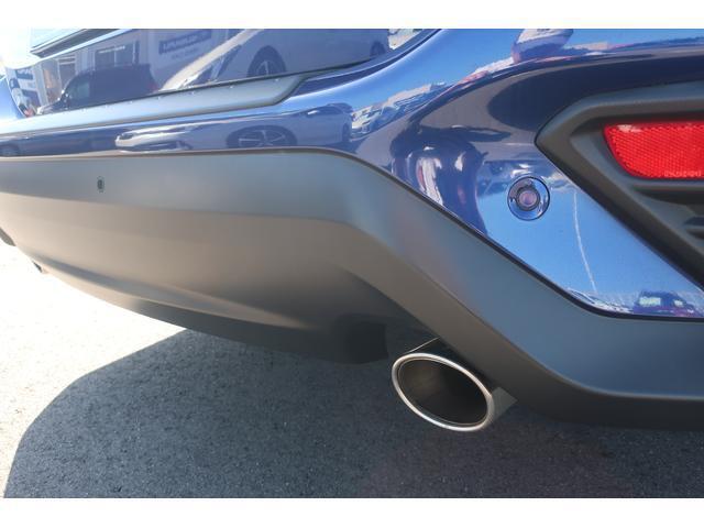 リアバンパーに装着されたセンサーが障害物を検知し、ドライバーに注意喚起します。