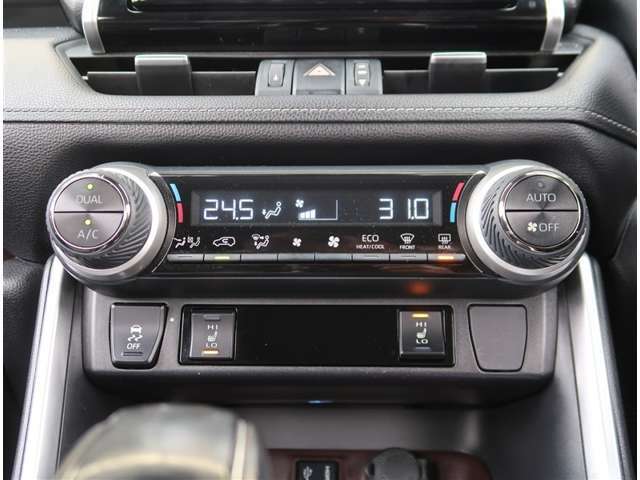 【エアコン】エアコンは左右独立で温度調節が可能なオートエアコンになります。