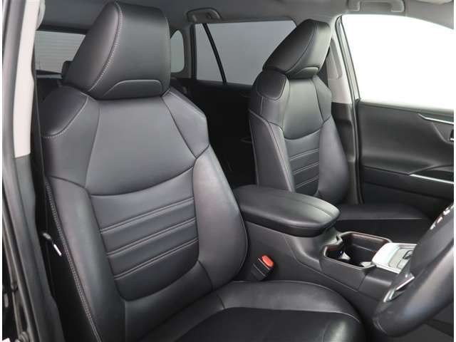 【フロントシート】ソフトレザー仕様のフロントシートにはサイドエアバックやシートヒーター機能が付いています。