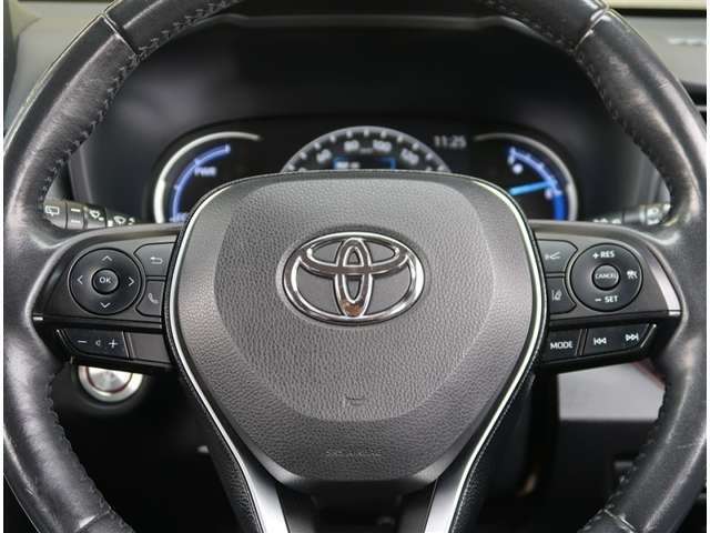 【機能】ステアリングにはオーディオ操作が可能なスイッチやクルーズコントロール、ヒーター機能が付いています。