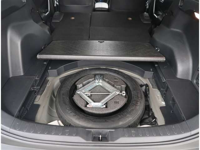 【トランク】フロア下には応急用のスペアタイヤが付いています。