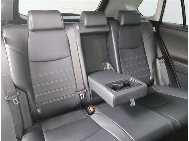 【リヤシート】リヤシートには収納式のアームレストやドリンクホルダーが付いています。