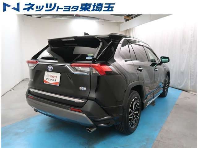 【リヤ】パワーバックドアが付いていますのでスイッチ操作で開閉が可能です。