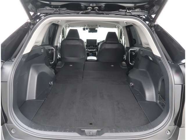 【シートアレンジ】リヤシートを倒すと大きなお荷物も積載可能です。