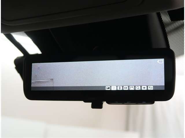 【装備】視界を遮らず後方確認が可能なデジタルインナーミラーが付いています。