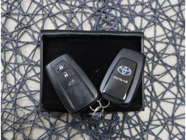 【付属品】プッシュボタンでエンジン始動やバックドアの開閉が可能なスマートキーが付いています。