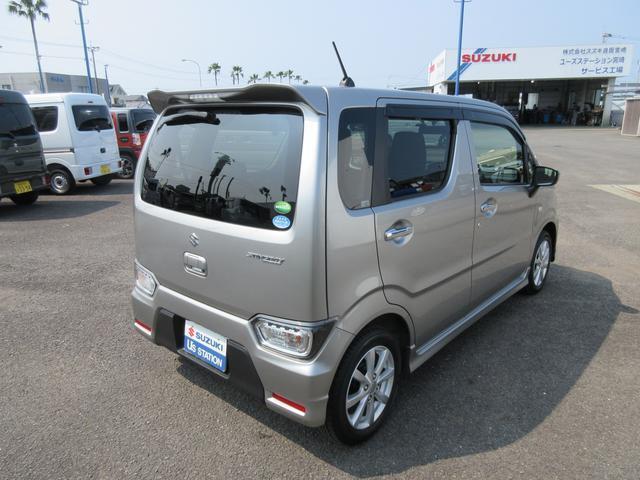 外装は展示前に専任の担当者が綺麗に仕上げております。車の状態など気になさる点がありましたらお気軽にご相談ください。自慢のお車をぜひご覧にいらしてください。