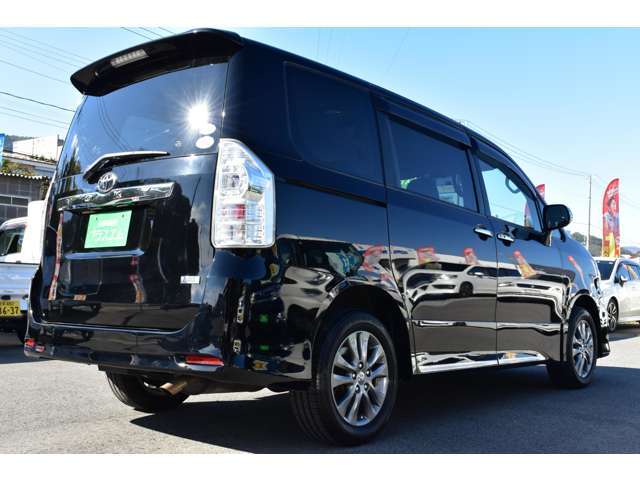 当店は新車・中古車のことはもちろん、その他の車に関する車検、整備、カー用品、自動車保険等トータル的に皆様のお役に立てるよう、日々業務に取り組んでいます。