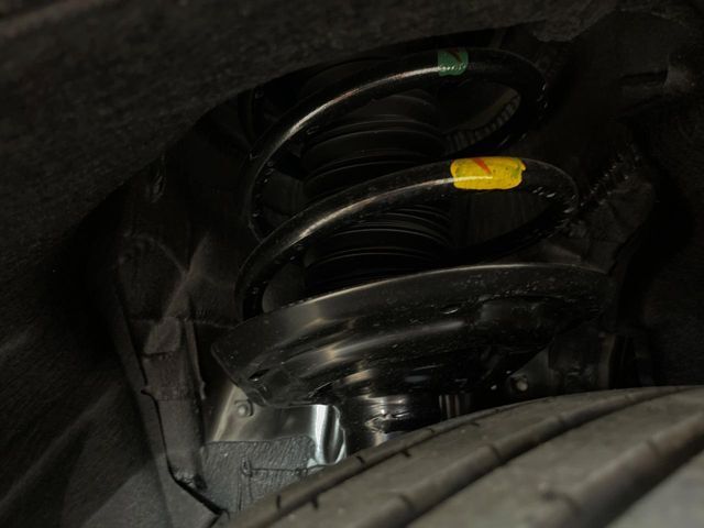 お車を安心してお乗りいただく為には、足回りの定期点検が欠かせません。サービスサポート（有償保証）では無料点検もご提供しており、安心のカーライフをお過ごしいただけるサポート体制が整っています。