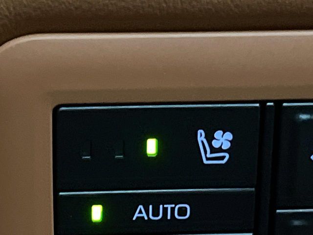 【シートベンチレーション】夏場は涼しい風でお尻や背中の熱やムレを防ぎ、冬はエアコンよりも早く温まってポカポカに！季節を問わず快適に過ごせます。