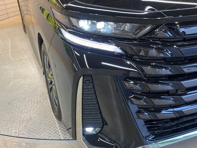 【三眼LEDヘッドライト】スタイリッシュな見た目の三眼LEDヘッドライトを装備♪スタイルだけでなく、夜間の走行も視界良好で安心してお乗りいただけます。