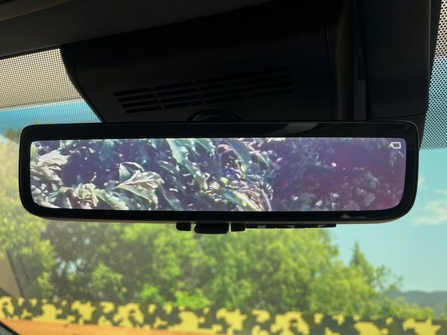 【デジタルインナーミラー】後席の大きな荷物や同乗者で後方が確認しづらい時でも安心！カメラが撮影した車両後方の映像をルームミラー内に表示。クリアな視界で状況の確認が可能です！