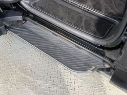 メーカーオプションの【ユニバーサルステップ】を装備。スライドドアと連動したステップにより、小さなお子様の乗り降りがし易くなります♪