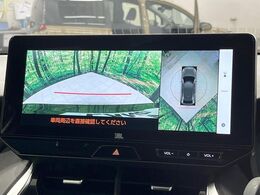 【パノラミックビューモニター】専用のカメラにより、上から見下ろしたような視点で360度クルマの周囲を確認することができます☆死角部分も確認しやすく、狭い場所での切り返しや駐車もスムーズに行えます。