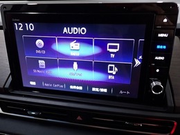 ホンダ純正ナビなのでダッシュボードにスッキリと収まっています。土地勘の無い所でも道に迷わず安心ですね！。AVも色々視聴でるのでドライブも楽しくなりますよ！